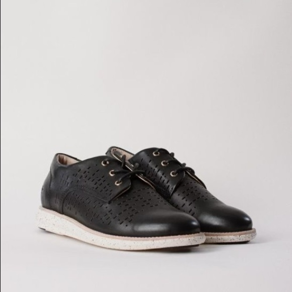 GRAM - MEN’S SIZE 39, US 8, OXFORD SNEAKERS